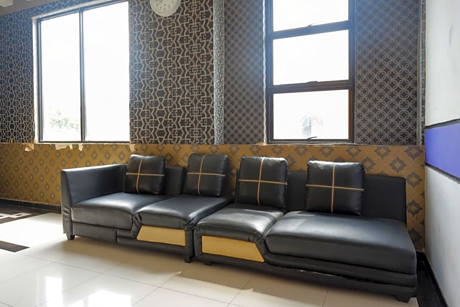 RedDoorz near Monumen Habibi Ainun