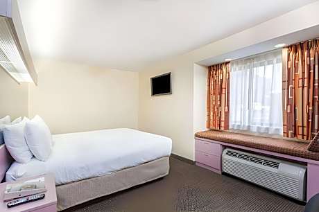 1 Queen Bed Non-Smoking