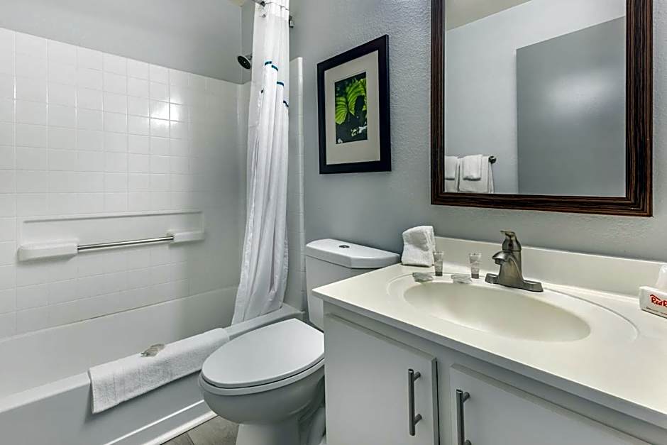 HomeTowne Studios & Suites by Red Roof Greensboro