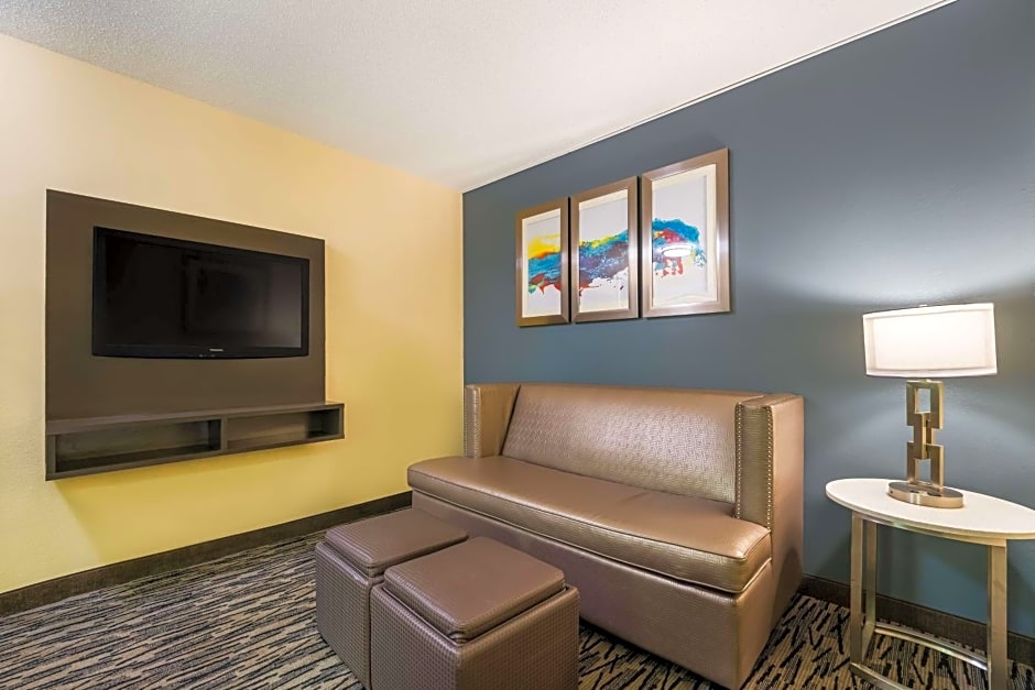 Best Western Bradbury Inn & Suites