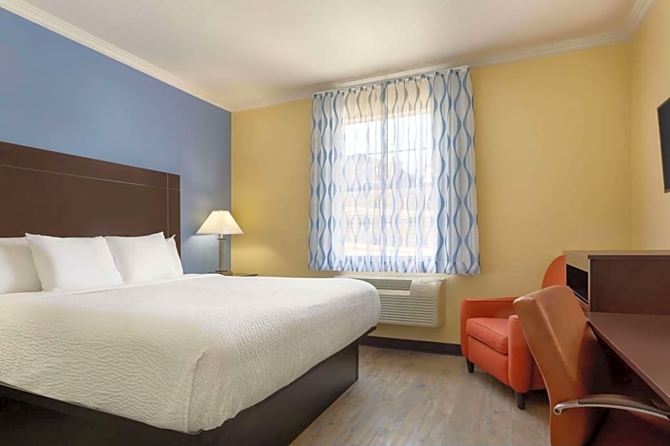 Days Inn & Suites by Wyndham Ft. Worth DFW Airport South