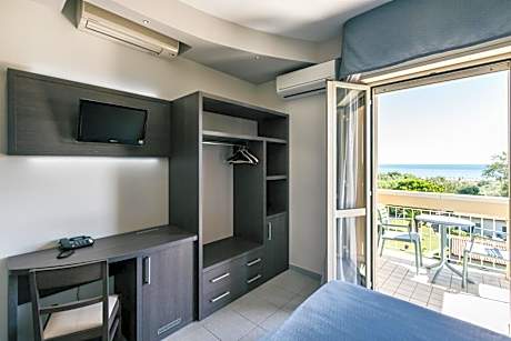 Double or Twin Room with Sea View