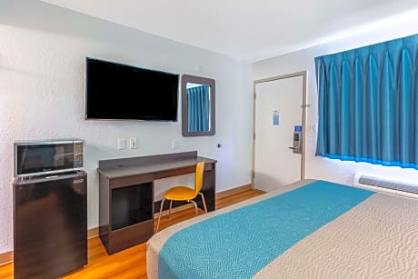 Deluxe King Room - Non-Smoking