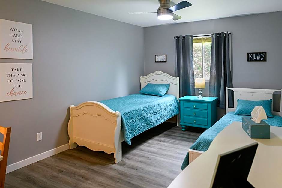 Cozy Cabin in the Forest w BBQ Firepit and More