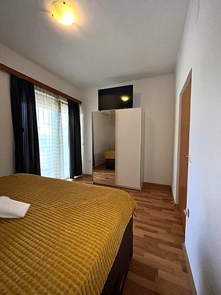 Apartments and pansion M&R