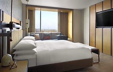 Junior Suite, 1 King, City view, Balcony