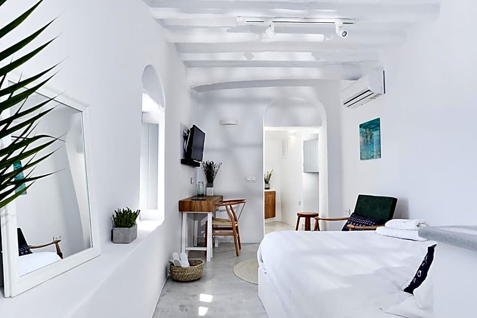 Living Theros Luxury Suites