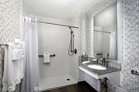 Standard King Room with Roll-in Shower - Mobility Accessible