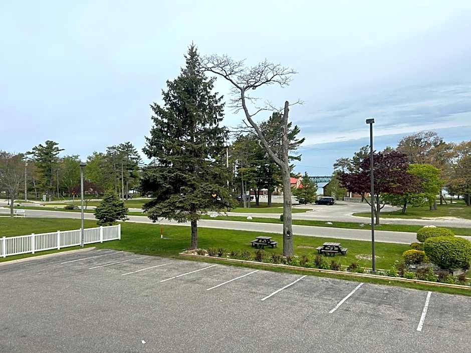 Super 8 by Wyndham Bridgeview of Mackinaw City