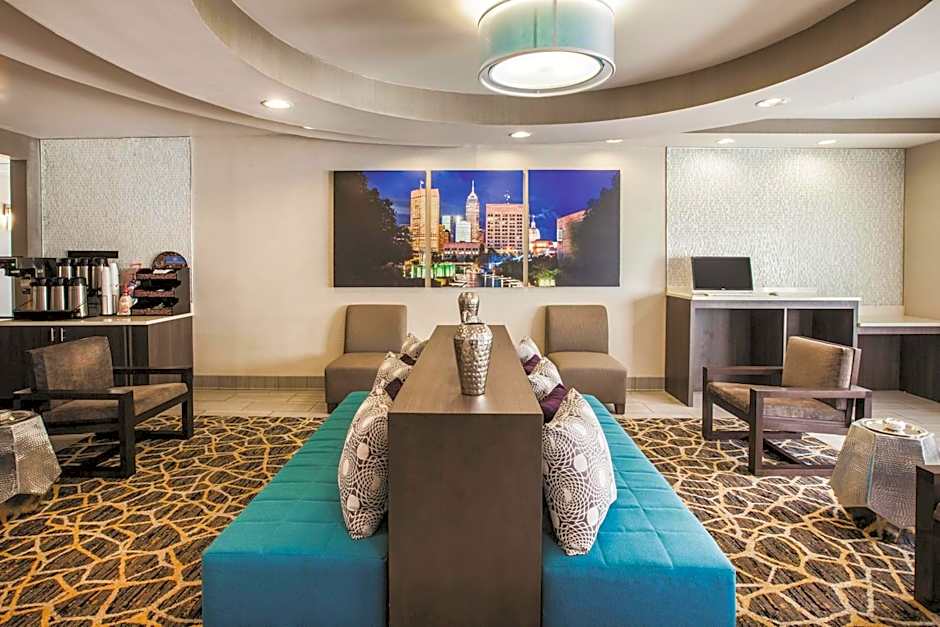 La Quinta Inn & Suites by Wyndham Indianapolis North At Pyramids