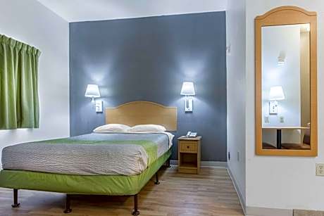 Queen Room - Disability Access - Non-Smoking