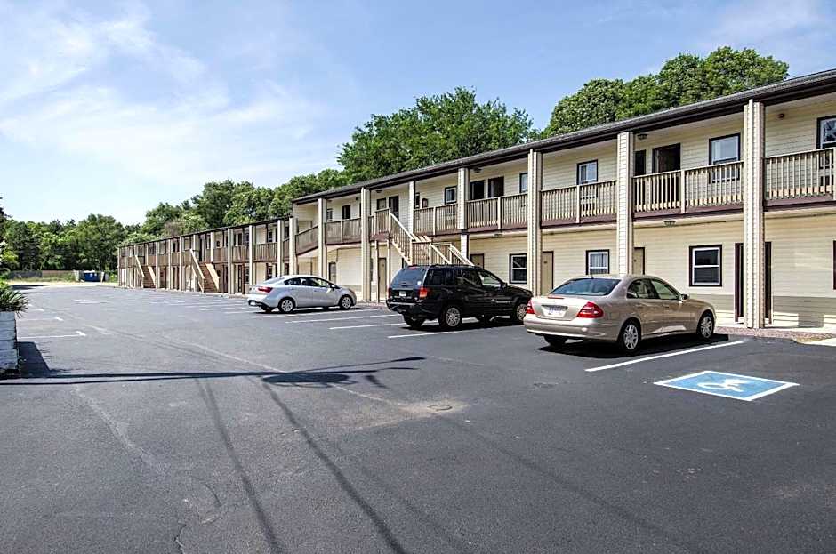 Econo Lodge West Yarmouth on Cape Cod