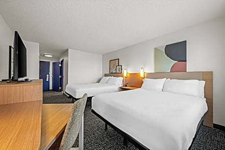 Queen Room with Two Queen Beds and Roll-In Shower - Mobility Access