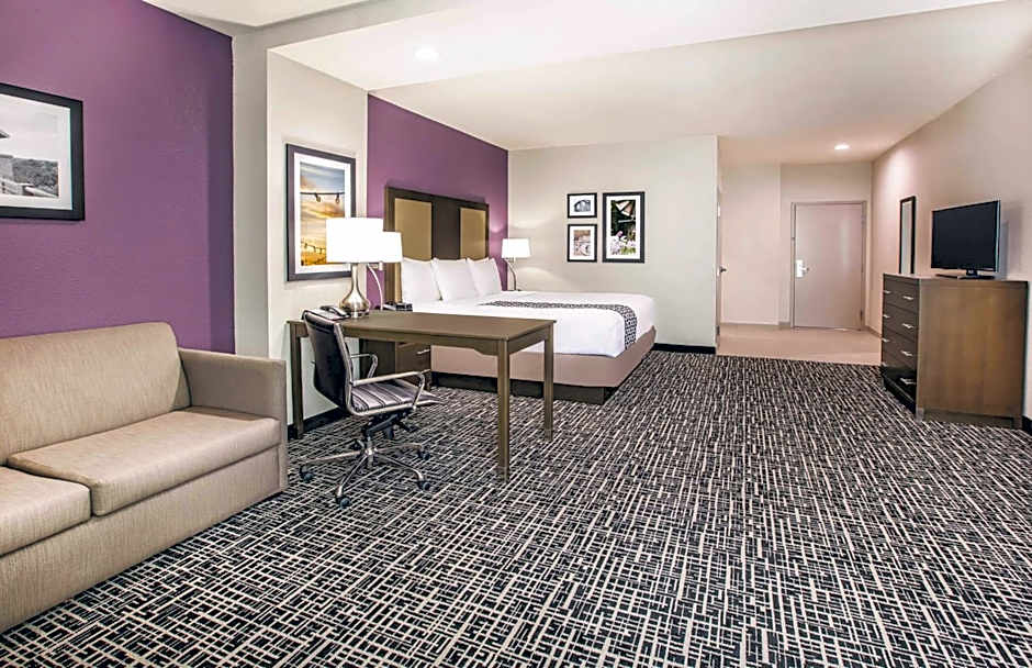 La Quinta Inn & Suites by Wyndham Dallas Plano - The Colony