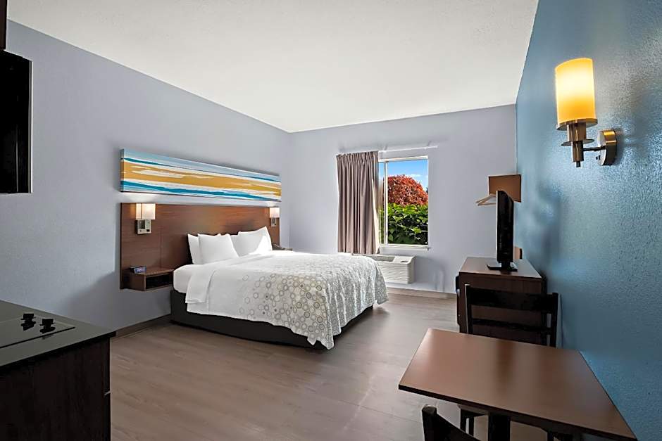 HomeTowne Studios by Red Roof East Lansing - Okemos