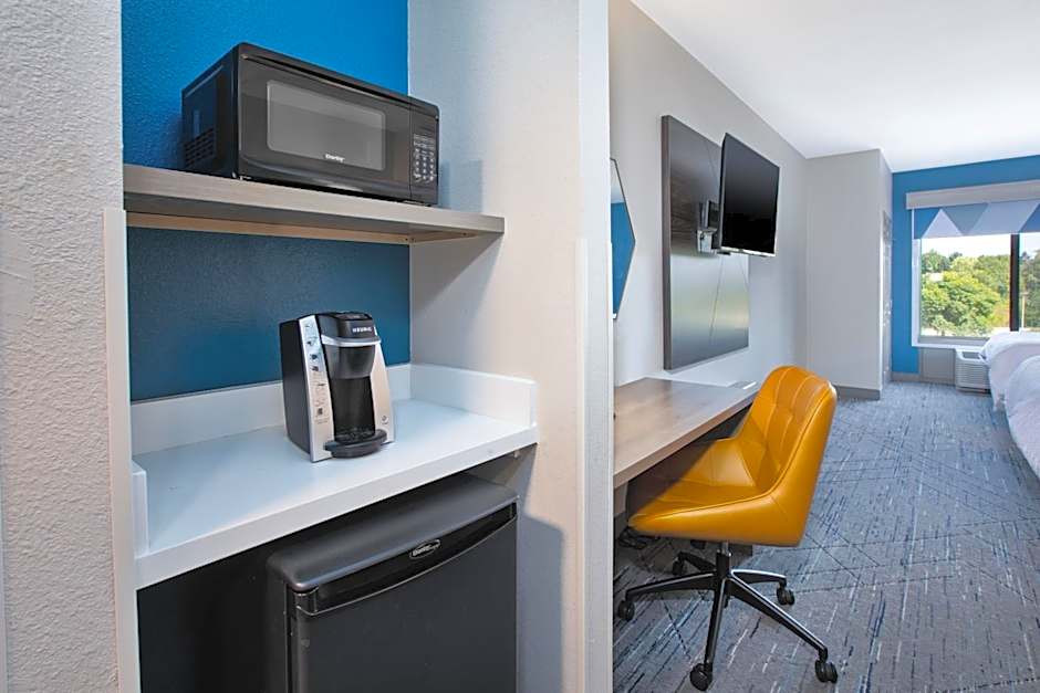 Holiday Inn Express & Suites Milwaukee NW - Park Place By IHG