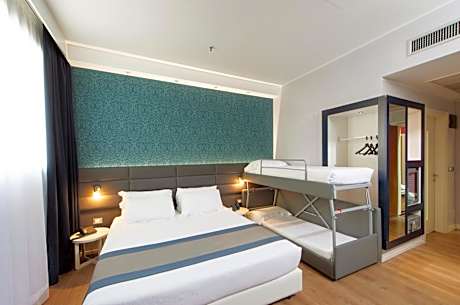 Family Room (2 Adults + 2 Children)