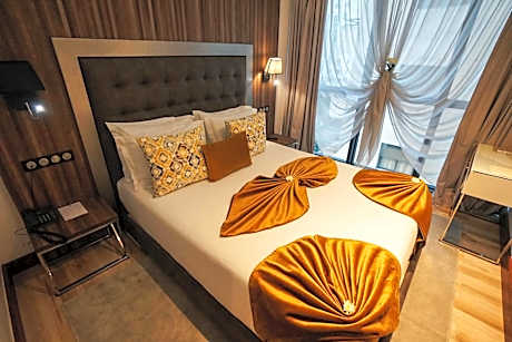 Deluxe Suite with Side sea view