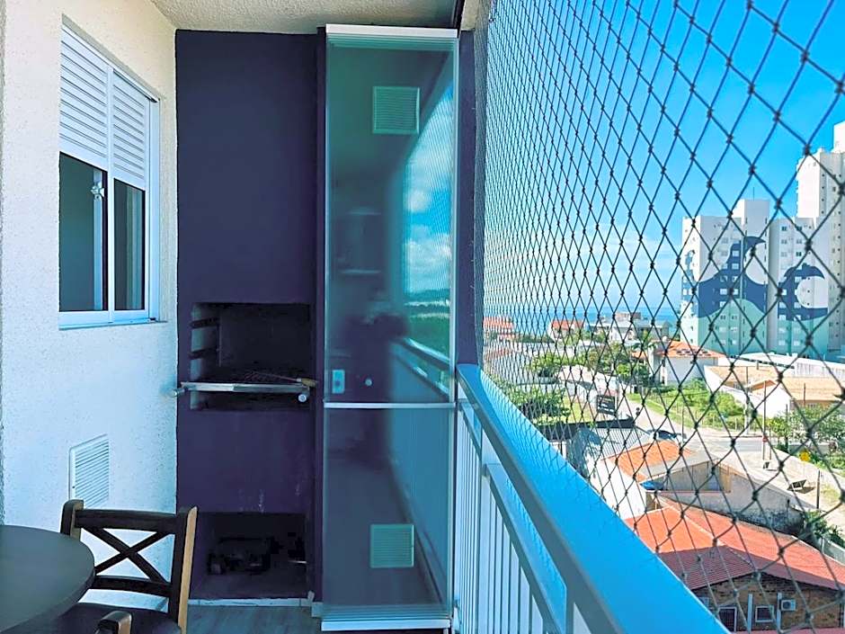 Apto 6º andar, 200m praia, 15min Beto Carrero, 2 quartos, sacada com churrasqueira