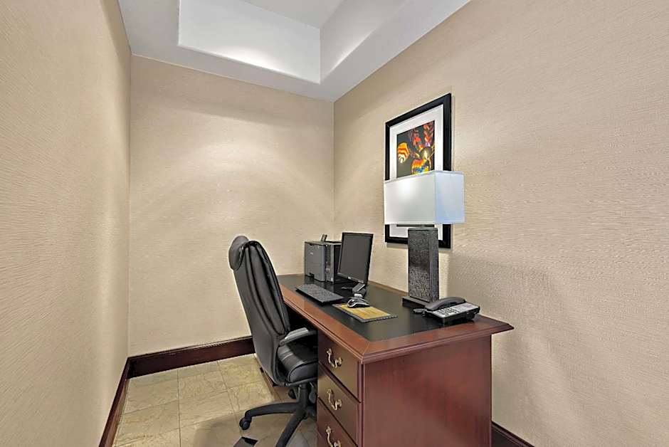 Comfort Inn & Suites Airport Convention Center