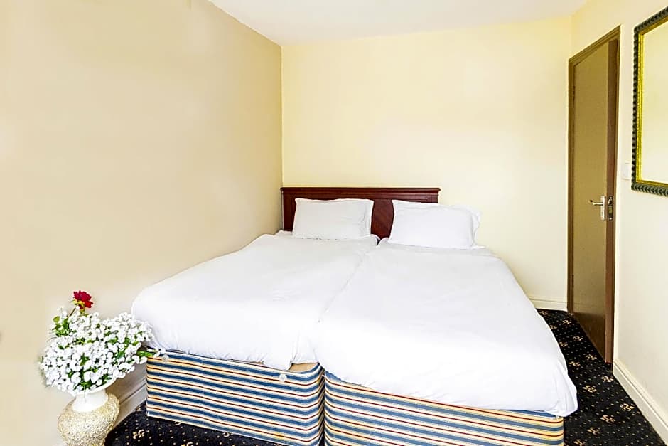 OYO Old Oak Tree Inn