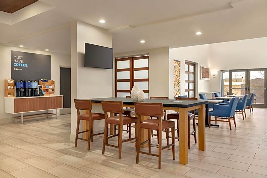 Holiday Inn Express Hotel & Suites Opelika Auburn By IHG