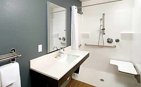 Queen Room with Roll-In Shower - Disability Access/Non-Smoking