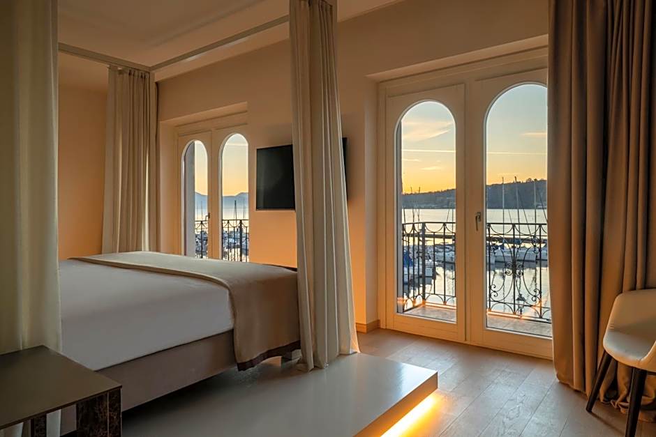 Photo 1 of 6 of 1 King Bed, Lake View