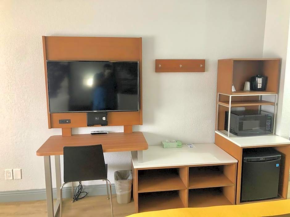 Super 8 by Wyndham Fort Bragg