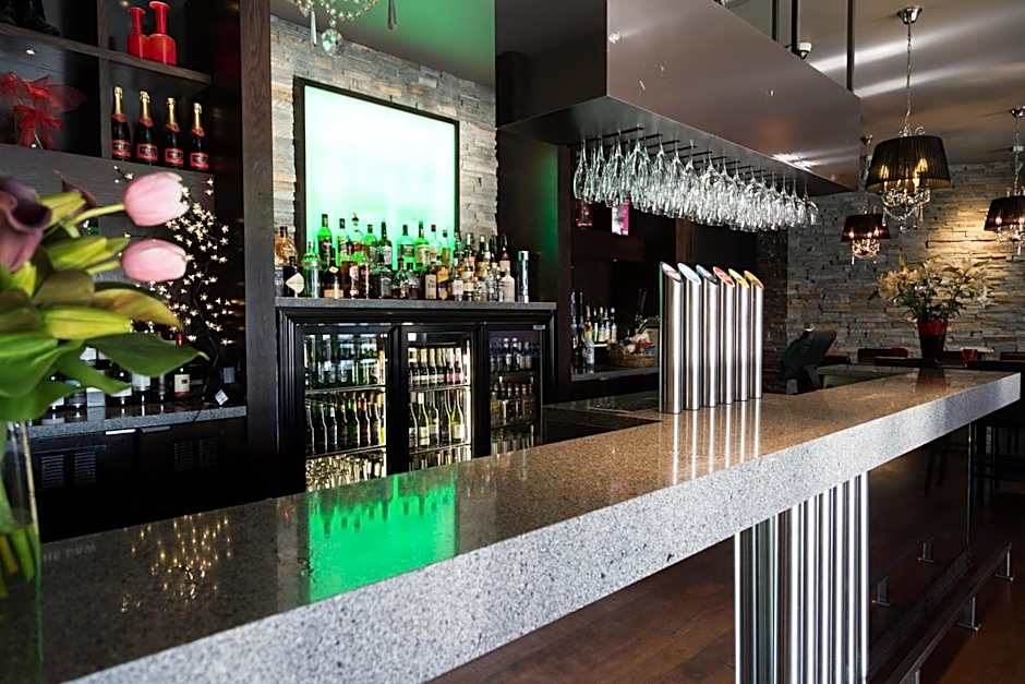 Racecourse Hotel and Motor Lodge