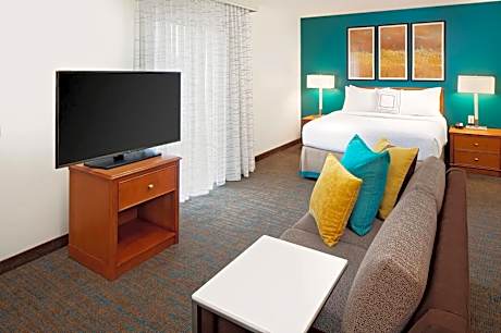Queen Studio with Sofa Bed and Adapted Tub - Mobility and Hearing Accessible