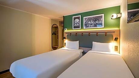 2 Single Beds