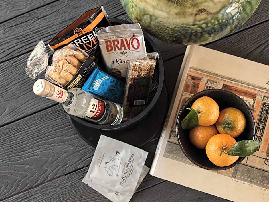 Monastik Living in Athina