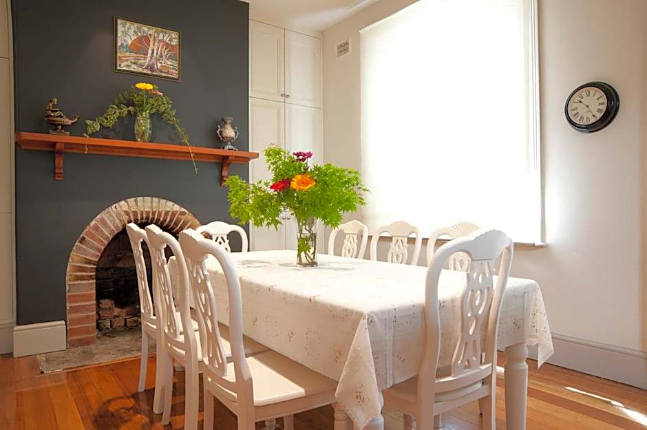 Lowena Cafe and Accommodation