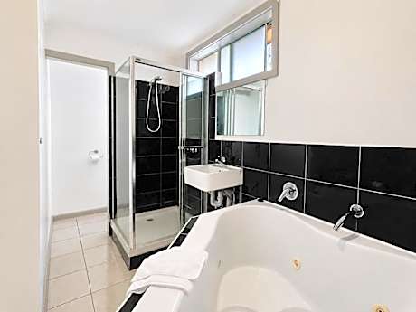 Queen Room with Spa Bath