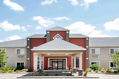 Howard Johnson by Wyndham Oacoma Hotel & Suites
