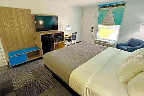 1 King Bed Mobility Accessible Room Bathtub w/ Grab Bars Non-Smoking