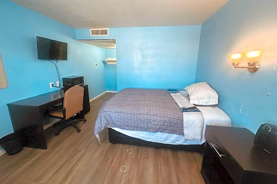 Photo 1 of 6 of 1 Queen Bed, Smoking