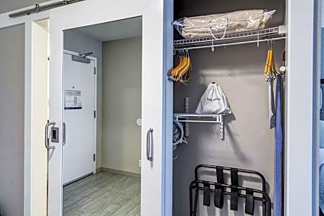 1 King Mobility Access Roll In Shower Nosmok