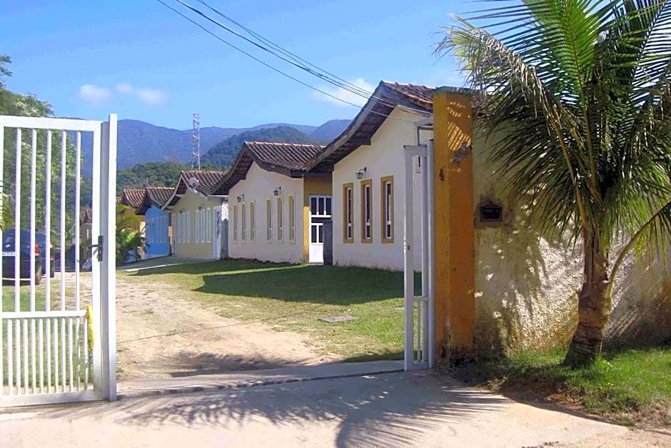 Casas em Condomínio próximo da praia com 2 dormitórios, churrasqueira e 3 vagas de garagem