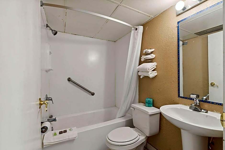 Super 8 by Wyndham Millbury/Toledo