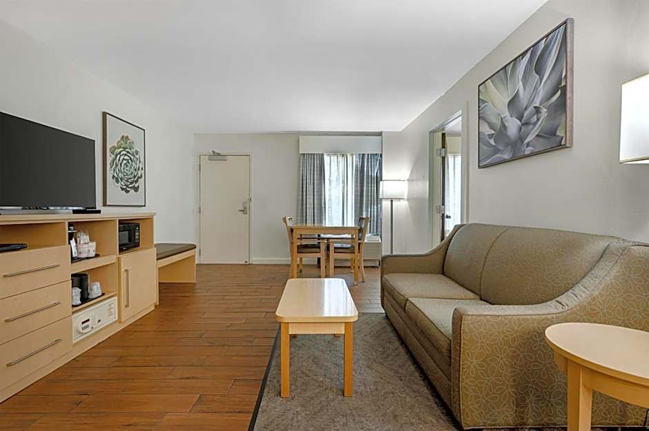 Best Western Plus South Coast Inn