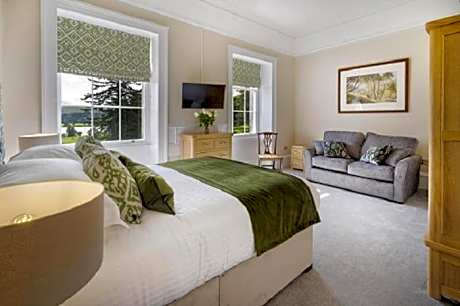 Dollywagon Pike, 2 Bedroom Apartment with Lake View – No Pets Allowed