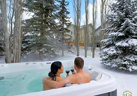 Casa Pura Vida Hot Tub, Pool & Ping Pong Tables w Backyard & BBQ Come stay