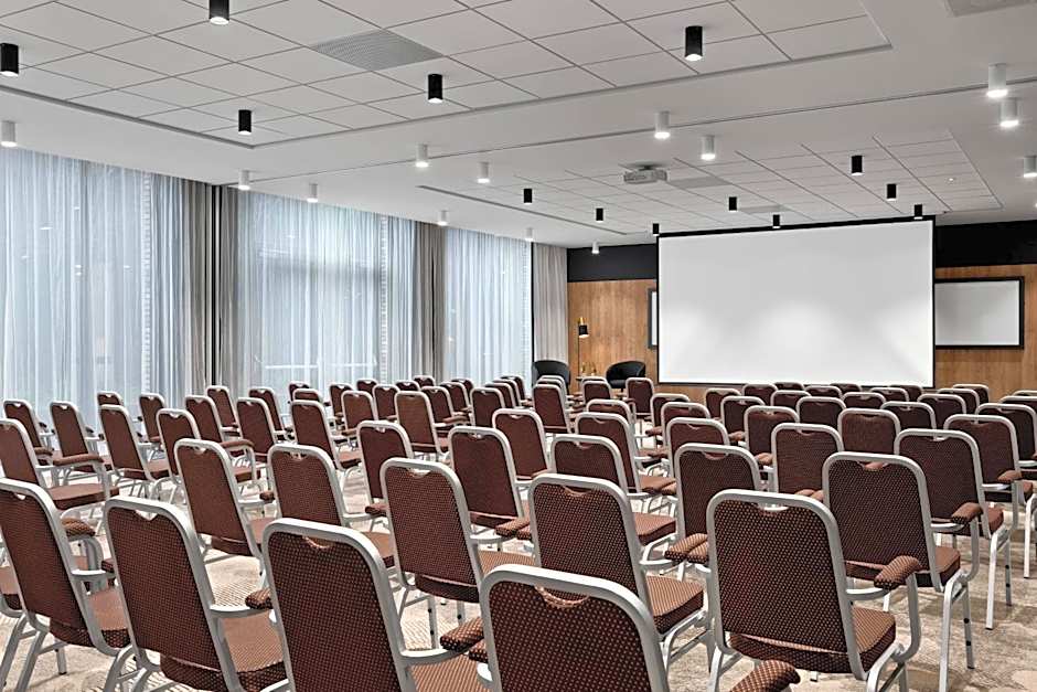 Renaissance by Marriott Amsterdam Schiphol Airport Hotel