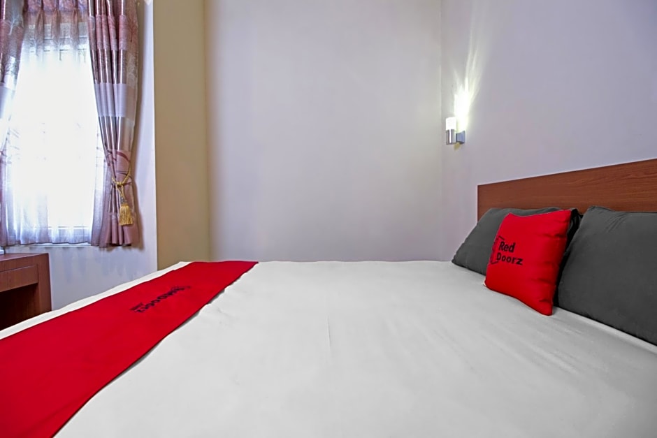 RedDoorz Near Trans Studio Mall 2