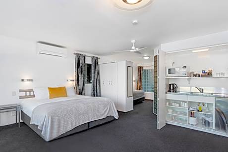 Premier Suite with Spa Bath and Patio - Water Front