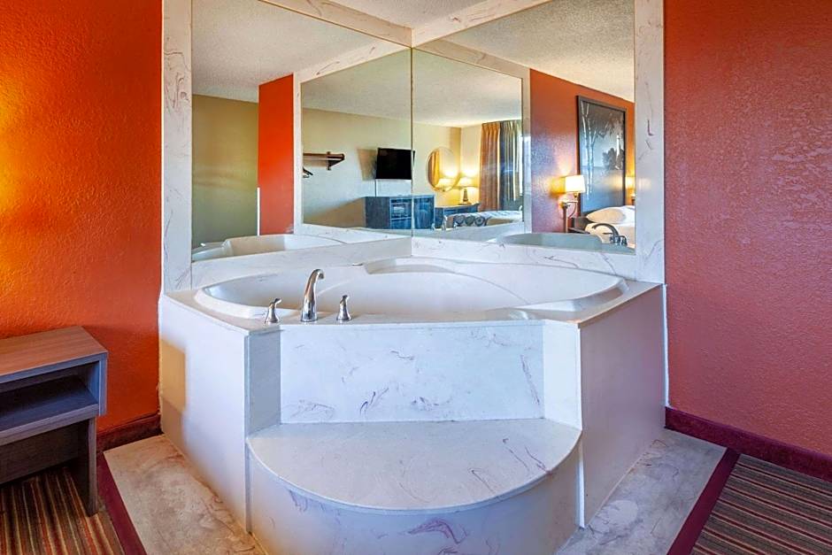 Super 8 by Wyndham Roseville/Detroit Area