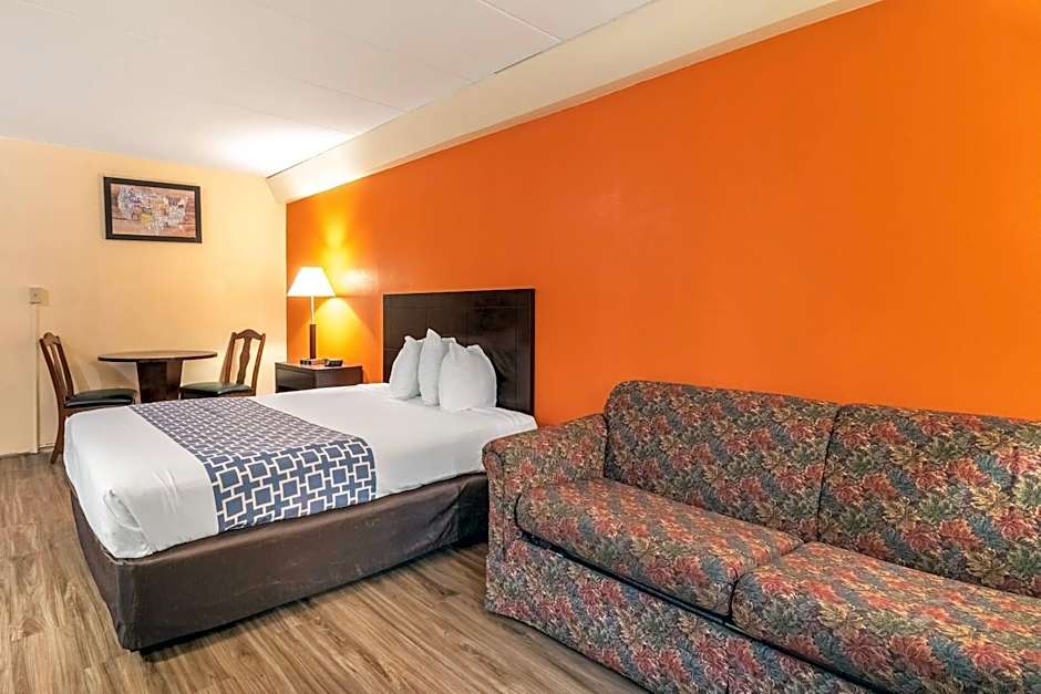 Econo Lodge Inn & Suites Windsor Locks Bradley Airport