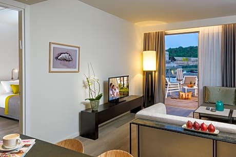 3 ADULTS DELUXE SUITE